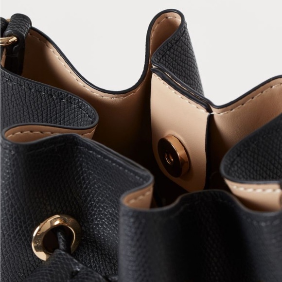 Minimalist Black Bucket Crossbody bag - Picture 3 of 4